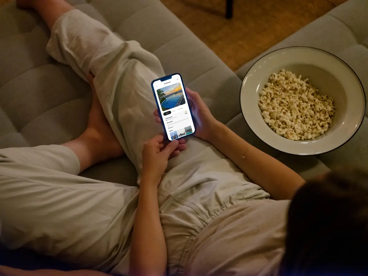 Una residente usa la app de TheHomeZone en su teléfono